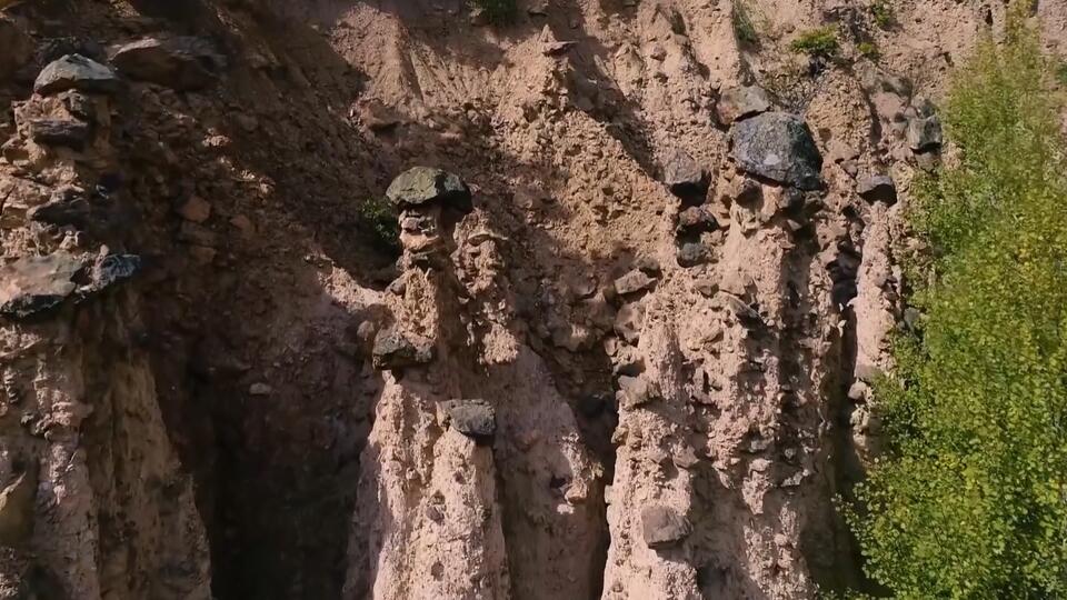"Город Дьявола" с каменными столбами окружен легендами. Фото: © Кадр из программы "Невероятно интересные истории", РЕН ТВ