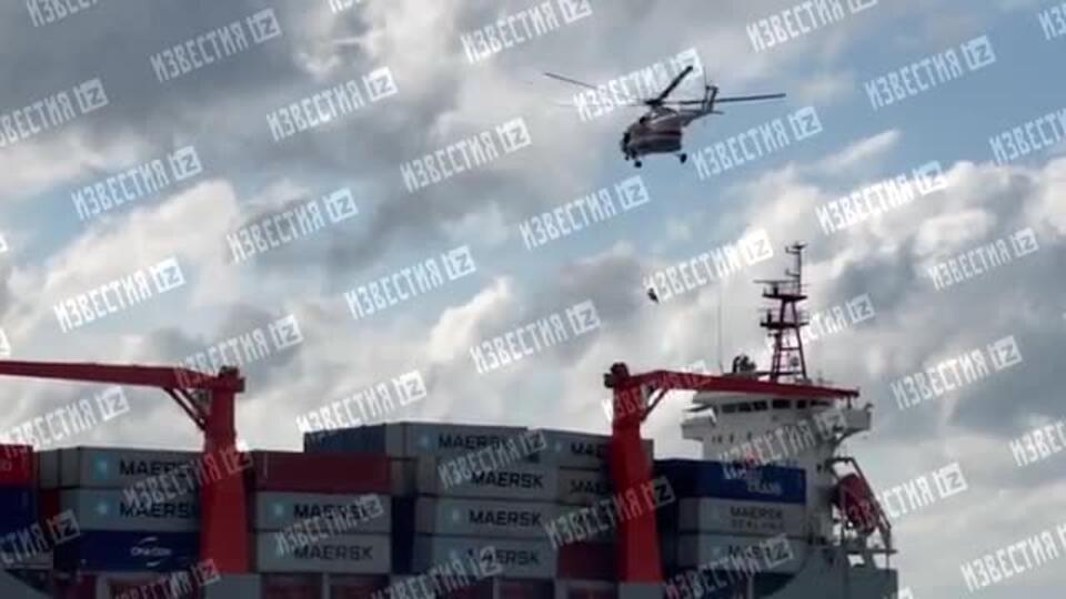 Новые кадры эвакуации с контейнеровоза в Приморье