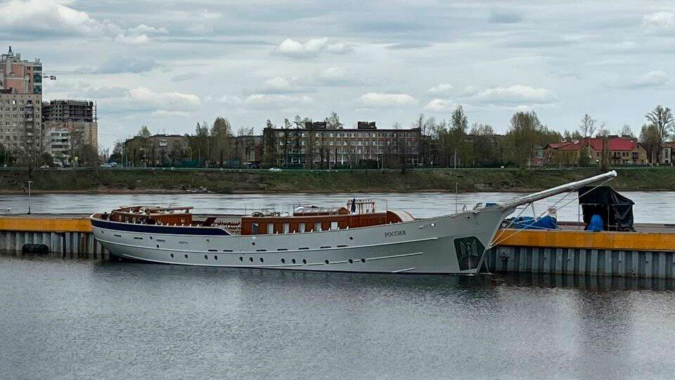 Символ Алых парусов бриг Россия спустили на воду в Петербурге
