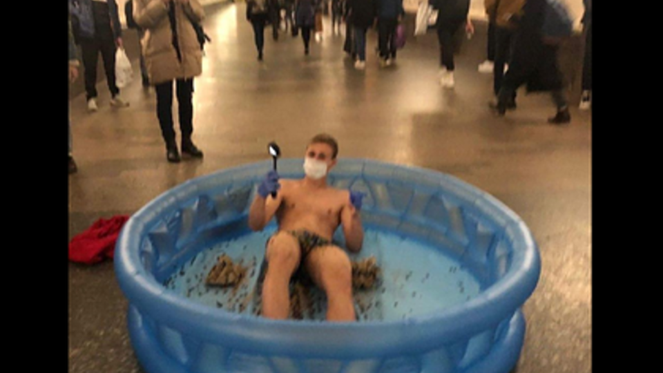 В Москве пассажир метро в одних плавках искупался в бассейне с жуками