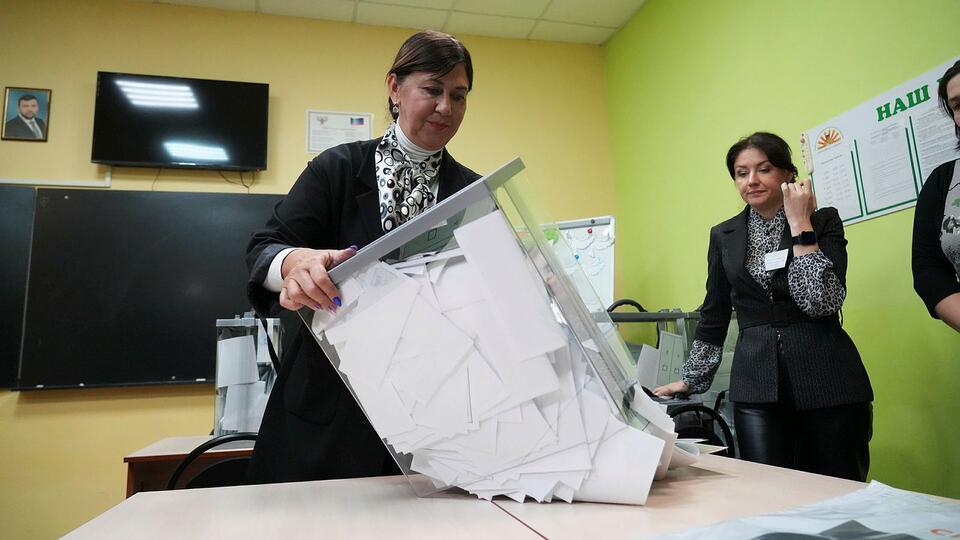 В РФ проголосовали более 73 тысяч граждан ЛНР