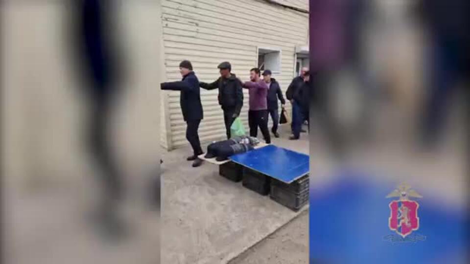 135 мигрантов задержали во время рейда на рынке в Красноярске