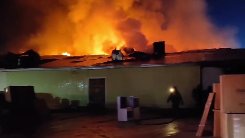 Склад магазина мебели загорелся в Якутске на площади 500 