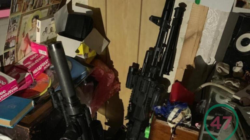 Кадры с оружием, изъятым в доме многодетной семьи в Гатчине