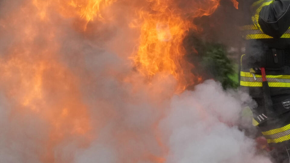 Разгерметизация горящего резервуара произошла на нефтебазе в Азове