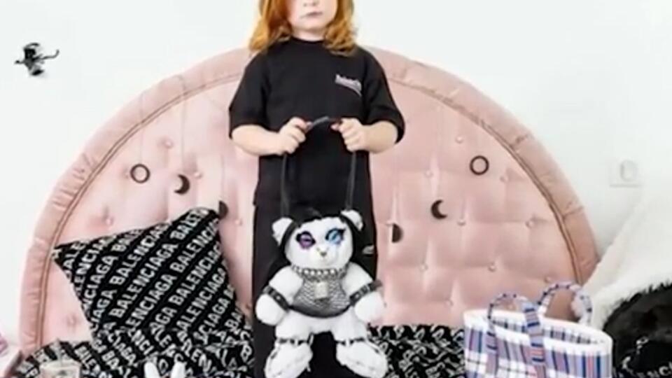 Детскую фотосессию Balenciaga с БДСМ-игрушками назвали пиаром