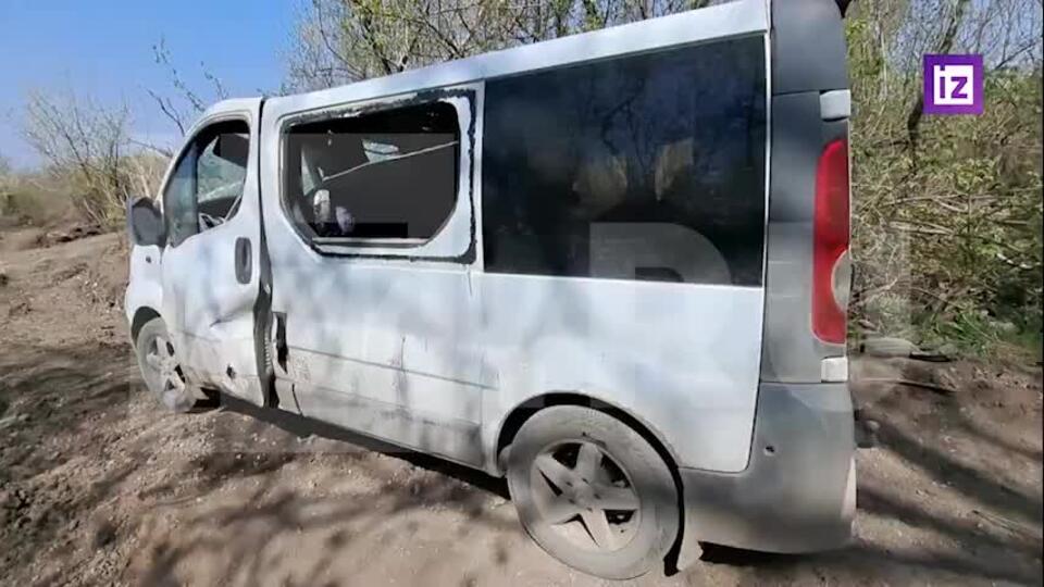Кадры последствий сброса ВСУ снаряда на автобус в ДНР