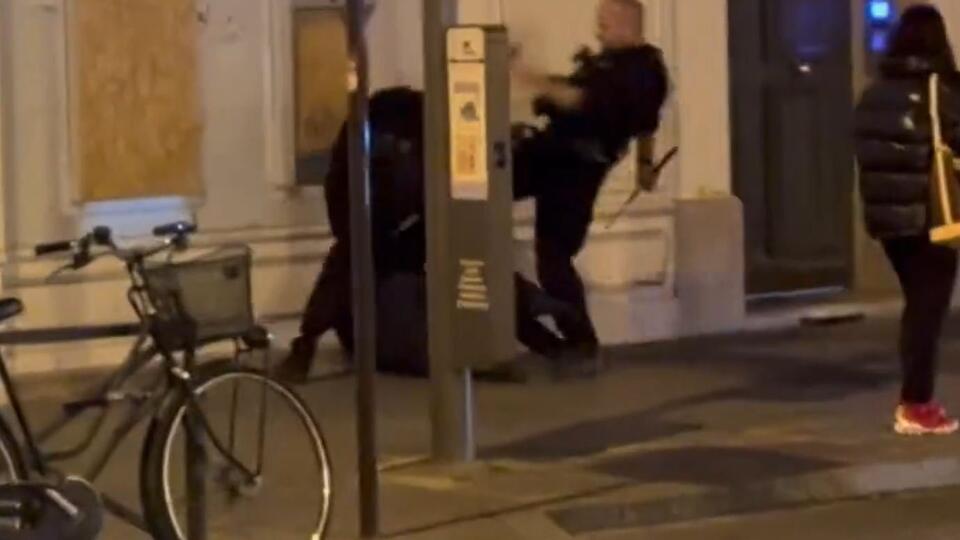 Жестокое избиение прохожего полицейскими в Париже попало на камеру