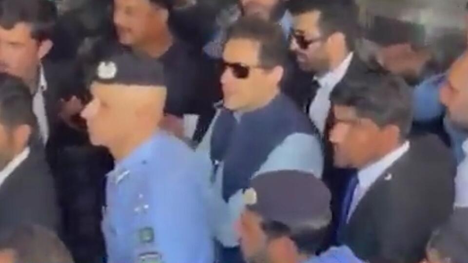 Экс-премьера Пакистана Хана освободили под залог