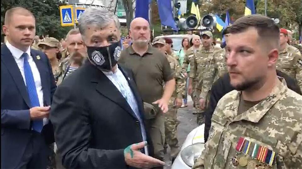 Порошенко заявил, что Зеленский организовал нападение с зеленкой