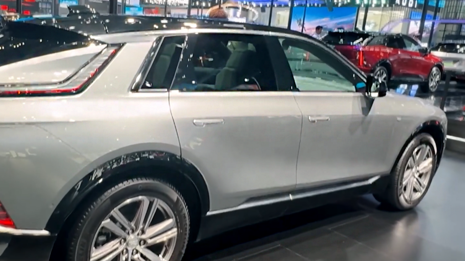 Модель Lyriq стала первым электромобилем от Cadillac. Фото: © Кадр из программы "Минтранс", РЕН ТВ
