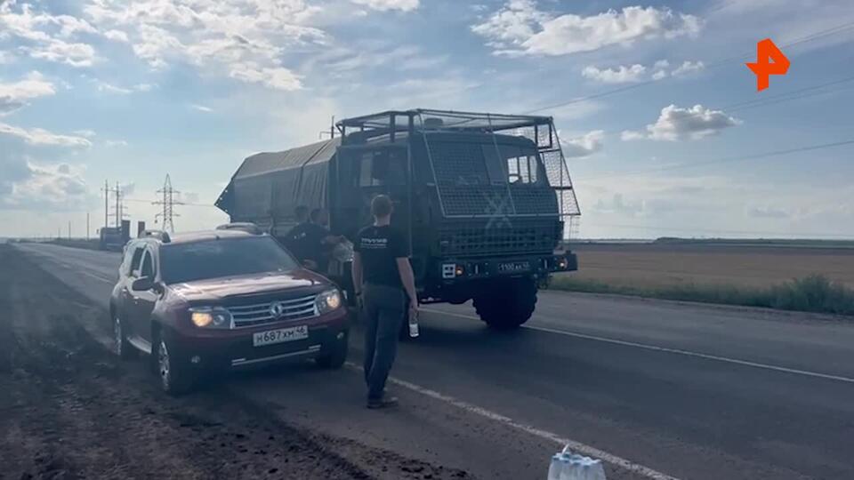 Волонтеры раздают воду военным и тем, кто уезжает из Суджи в Курской области