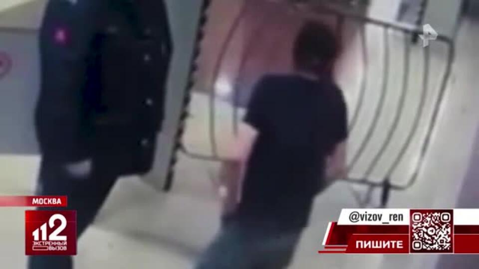 Пьяный мужчина разбил бутылку о голову сотрудника московского метро