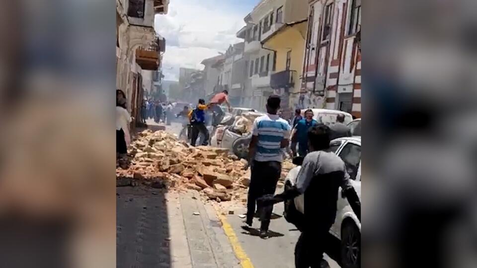 Момент землетрясения в Эквадоре сняли на видео