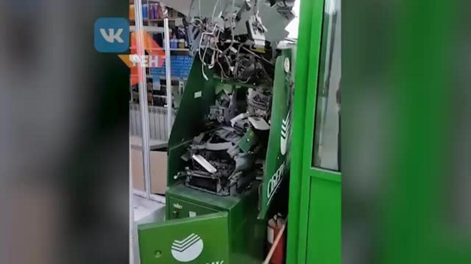 Хулиганы разбили окно магазина и подорвали два банкомата в Обнинске