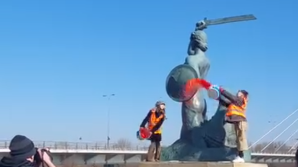 Польские климатические активистки облили краской Варшавскую русалку