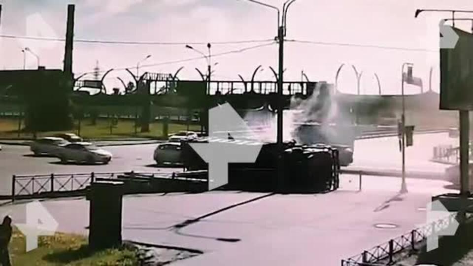 Видео: грузовик рассыпал трубы, перевернувшись в Петербурге