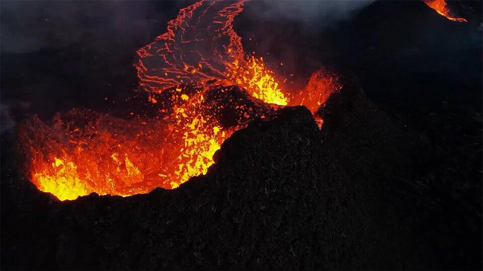 Сколько извержений вулканов происходит в год на земле и почему происходят извержения вулканов? В чем сходство и различие между землетрясениями и вулканизмом? Гейзер горячий