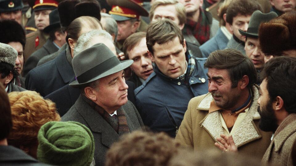 Михаил Горбачев во время встречи с гражданами