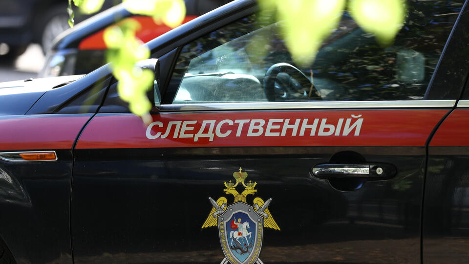 СК возбудил дело против мужчины, напавшего в суде на пристава в Москве