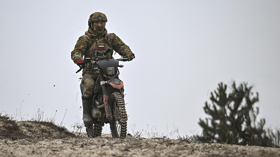 Российские штурмовики прорвались к Новопавловке на мотоциклах