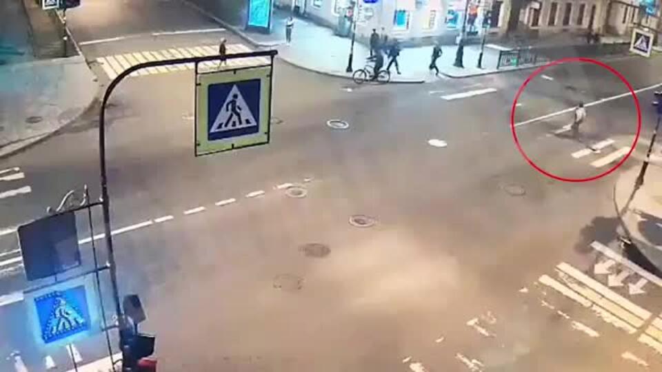 Камера сняла момент шокирующего наезда на пешехода в Петербурге
