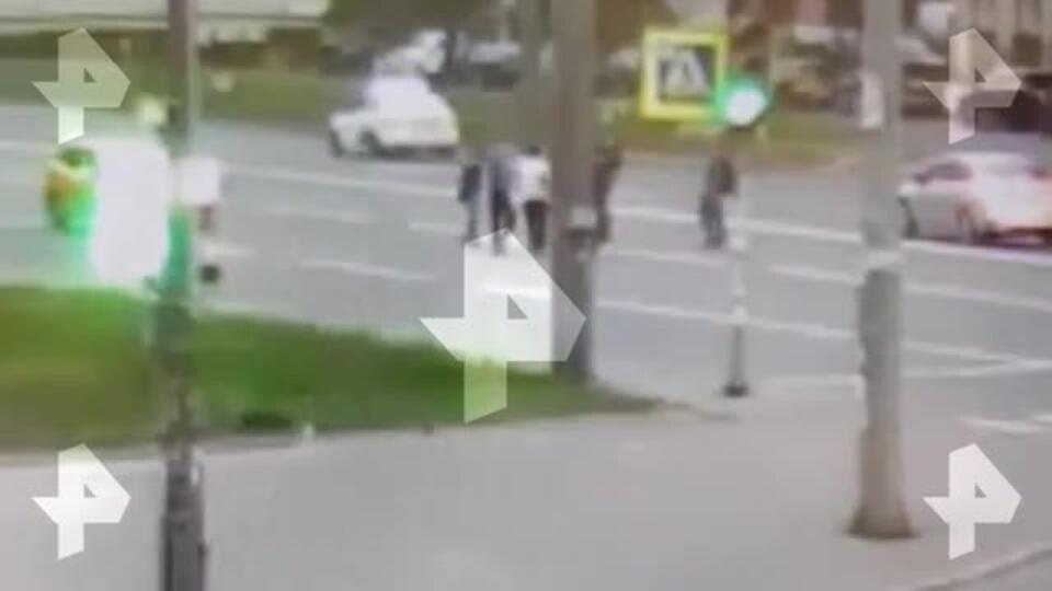Видео: массовая драка произошла на проезжей части в Петербурге