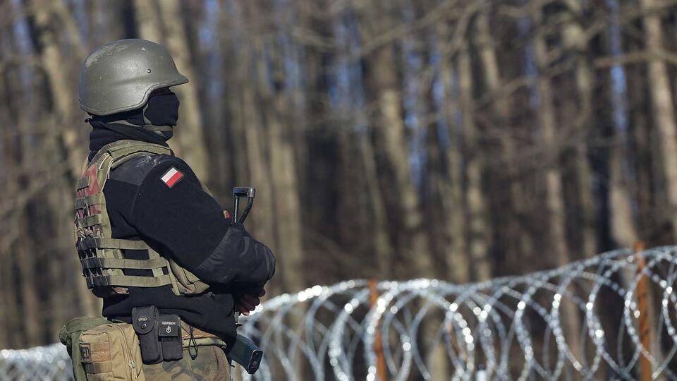 Группа мигрантов пыталась сломать забор на польско-белорусской границе