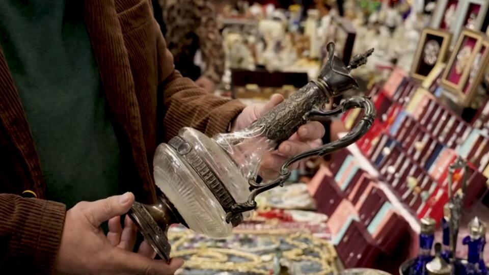 Обычный день на барахолке: уникальные безделушки и серебро из Франции. Фото: © Кадр из программы "Купи-продай", РЕН ТВ