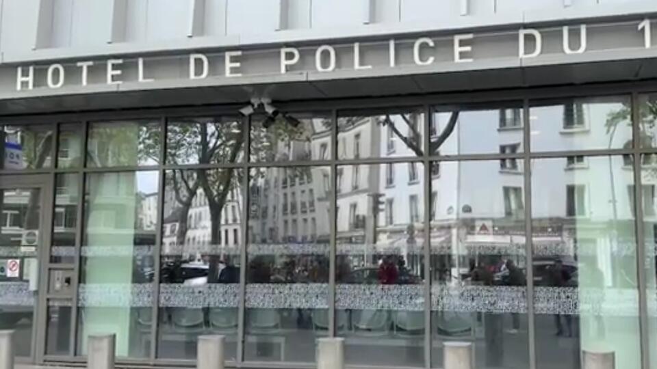 Кадры комиссариата в Париже, где Депардье допрашивают по делу о домогательствах