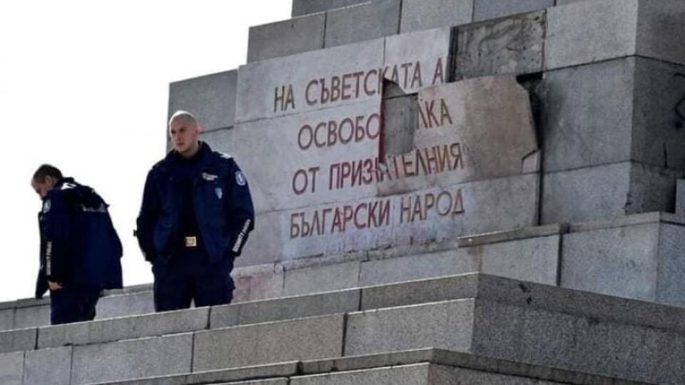 Вандал разбил памятную доску на монументе Советской армии в Софии