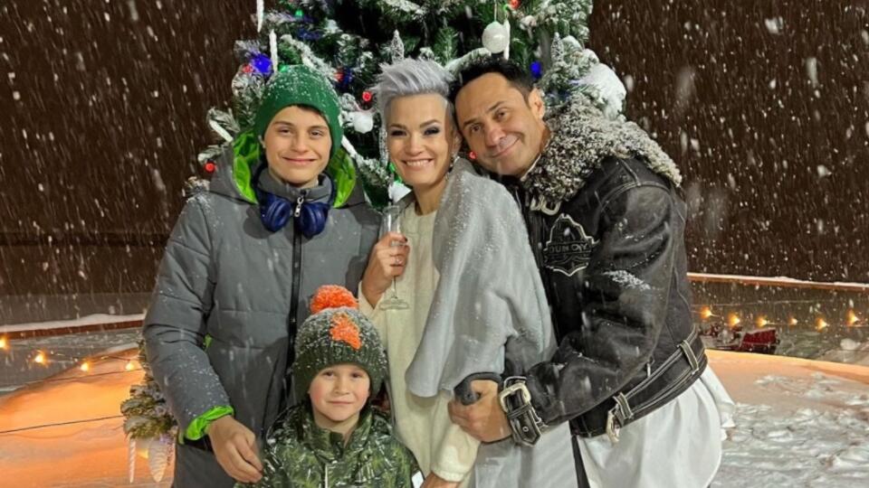 Бенгальский огонь и елки: как российские звезды встретили Новый год. Фото: © https://www.instagram.com/p/CYKo_jgIUPL/