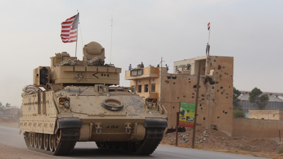 Сирийские военные и жители забросали камнями колонну войск США