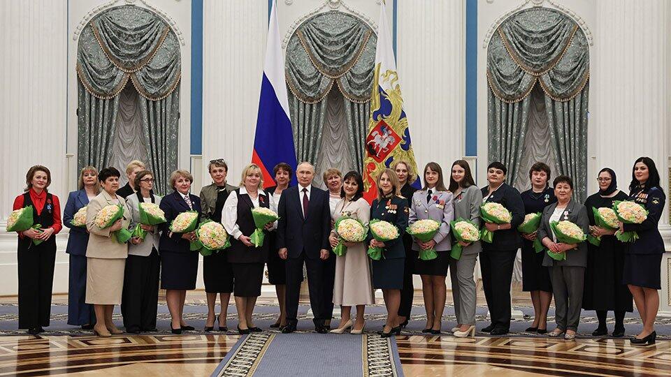 20 россиянок получили в Кремле госнаграды в Международный женский день