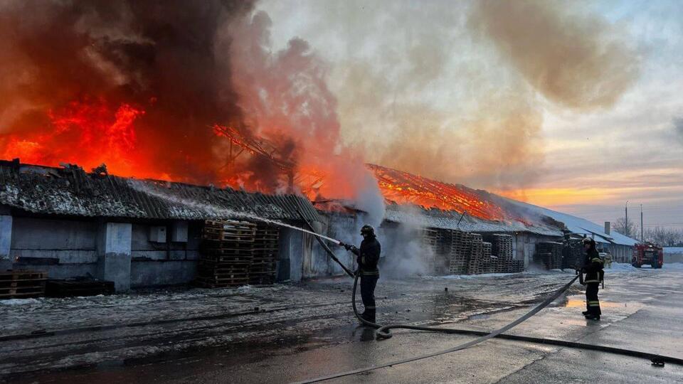 Склад в Абакане горит на площади 1,5 тыс. квадратных метров
