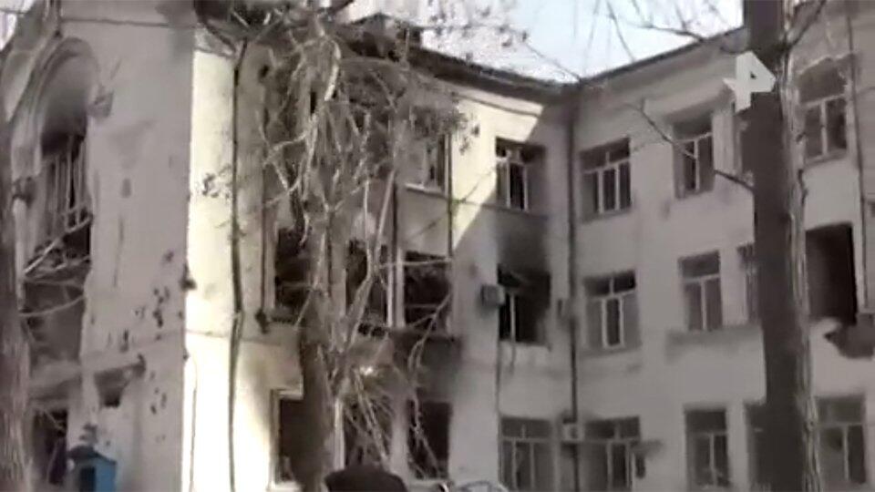Военкор Известий показал разрушенную ВСУ больницу в Мариуполе
