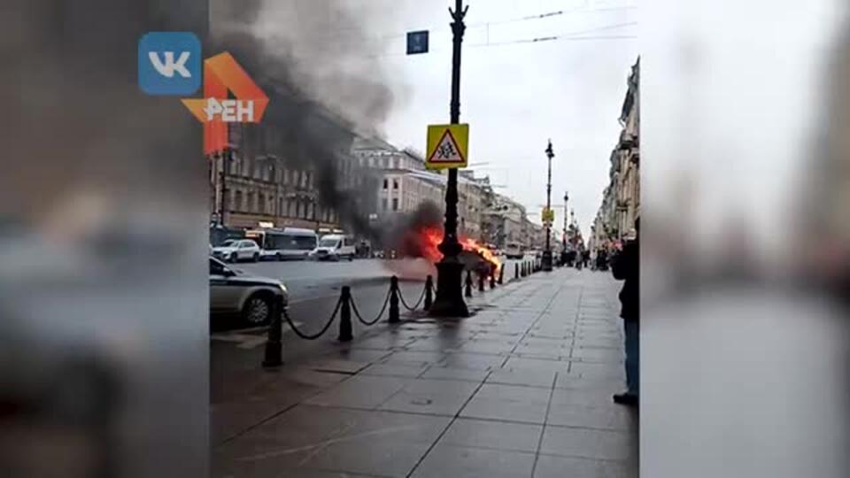 Пожар охватил иномарку на Невском проспекте в Москве