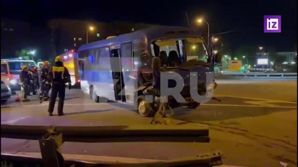Автобус врезался в отбойник в Подмосковье, пострадали четыре человека