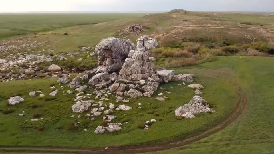 Легенды о происхождении необычной горы. Фото: © Кадр из программы "Загадки человечества", РЕН ТВ