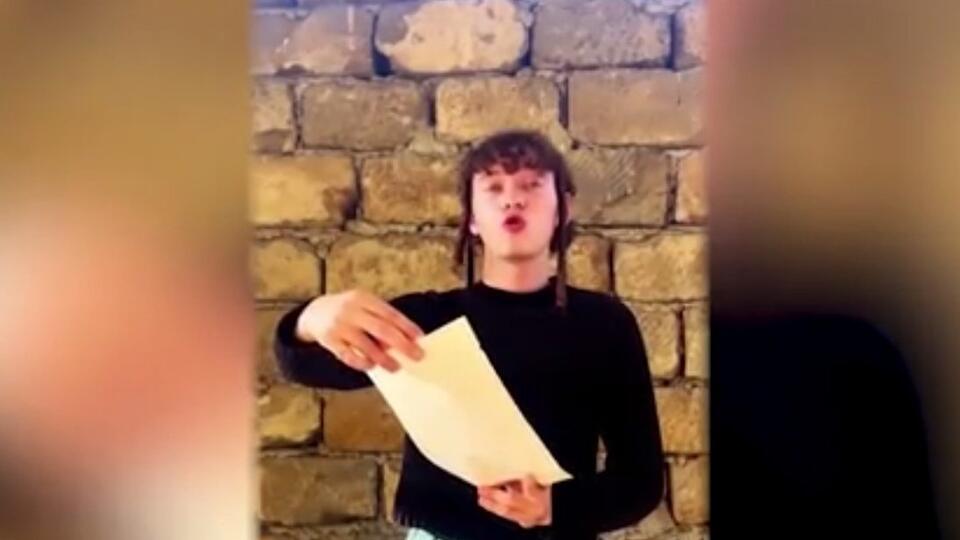 Чрезмерный эпатаж: певца Шарлота наказали за сожжение паспорта РФ