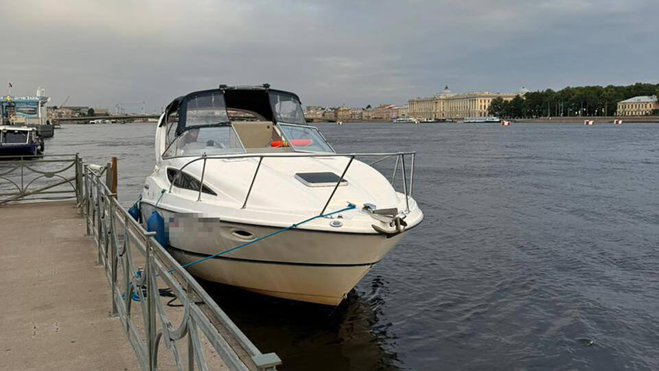 Два судна столкнулись в Петербурге, на борту одного из них были дети