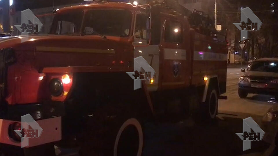 Пожарные работают на месте пожара в Уфе, где погибли двое