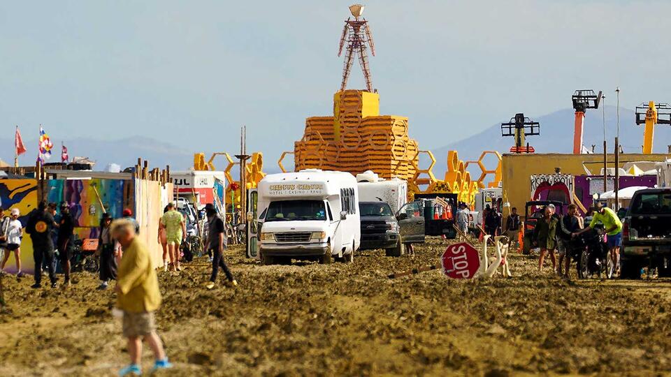 Застрявших в пустыне участников Burning Man не стали эвакуировать