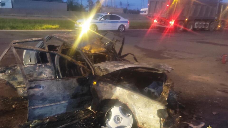 Водитель сгорел в собственном авто после ДТП на трассе в Ленобласти