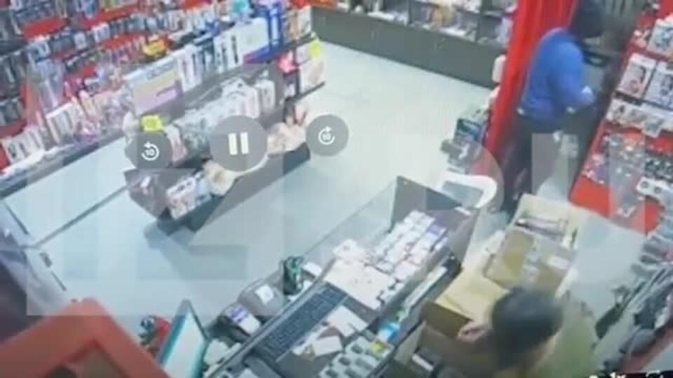 Грабитель в шапке отправил в нокаут продавщицу секс-шопа в Мытищах