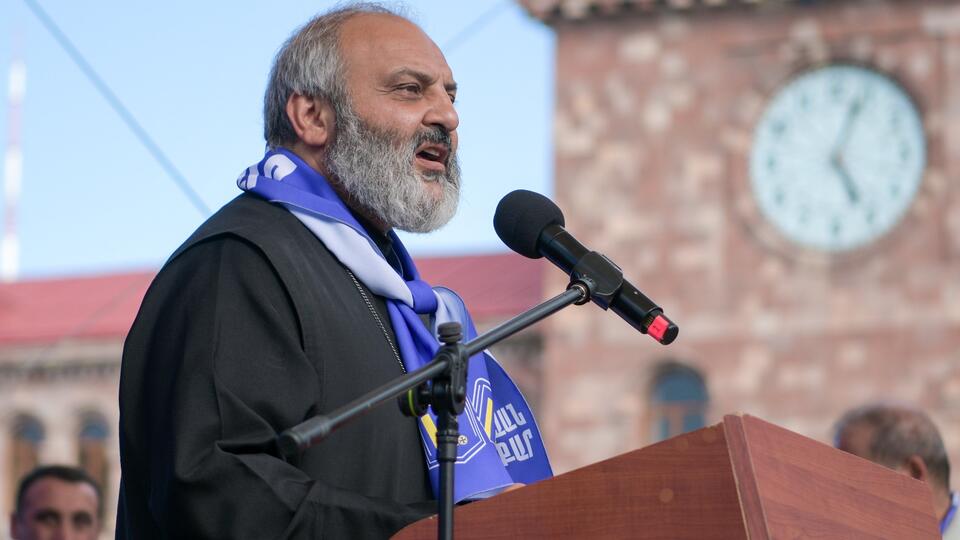 Армянский политик Казарян объяснил, почему оппозиция выбрала Галстаняна лидером