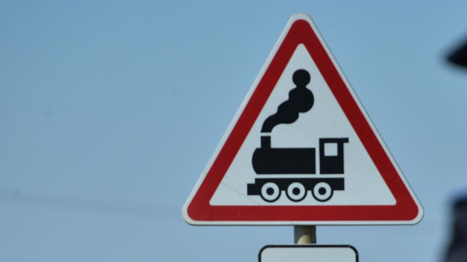 Два пассажирских поезда остановили из-за перекрытия путей в Крыму