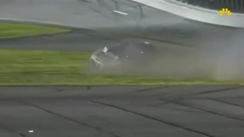 На автогонках NASCAR в Дейтоне перевернулось авто