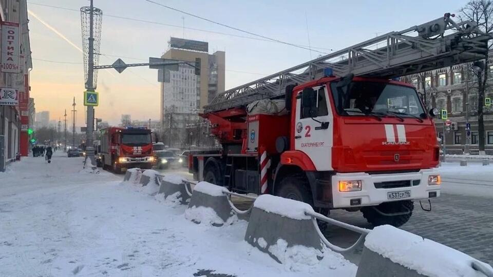 500 человек эвакуировали из загоревшегося ТЦ в Екатеринбурге