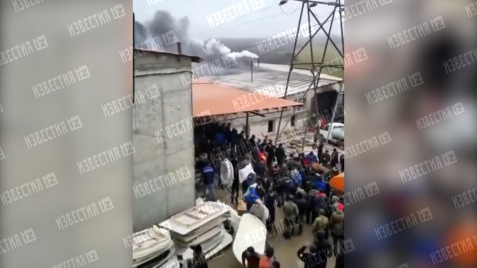 В Дагестане десятки жителей спасли мебель из горящего цеха